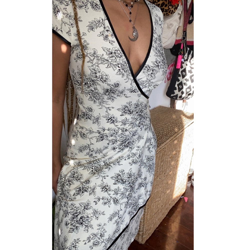 🧺🌷Cream Floral Midi Wrap Dress🧺🌷